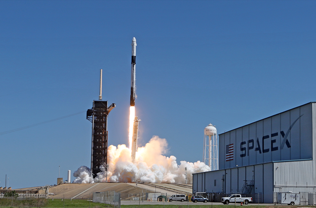 Une fusée Falcon 9 lors de son décollage.