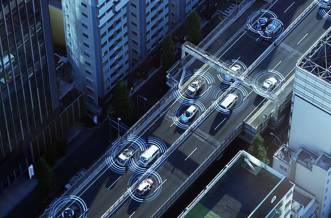 Des voitures autonomes sur la route.