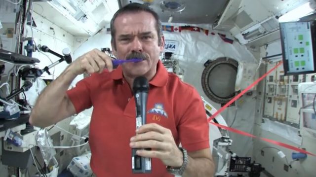 L'HOMME QUI A TWEETÉ DEPUIS L'ESPACE