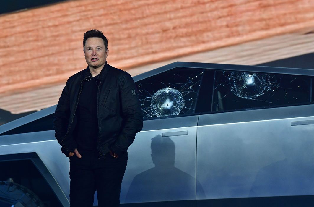 Elon Musk devant le Cybertruck.