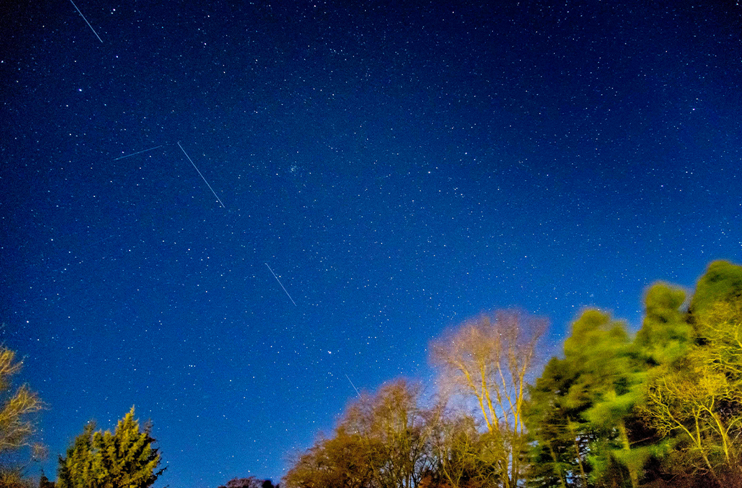 Des satellites de Starlink traversent le ciel.