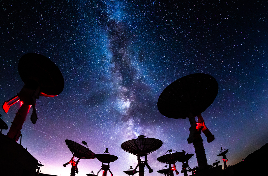 Des télescopes scrutent le ciel à la recherche d'ondes radio.