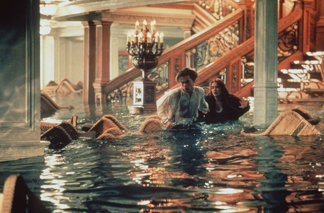 Leonardo DiCaprio et Kate Winslet dans le film Titanic.