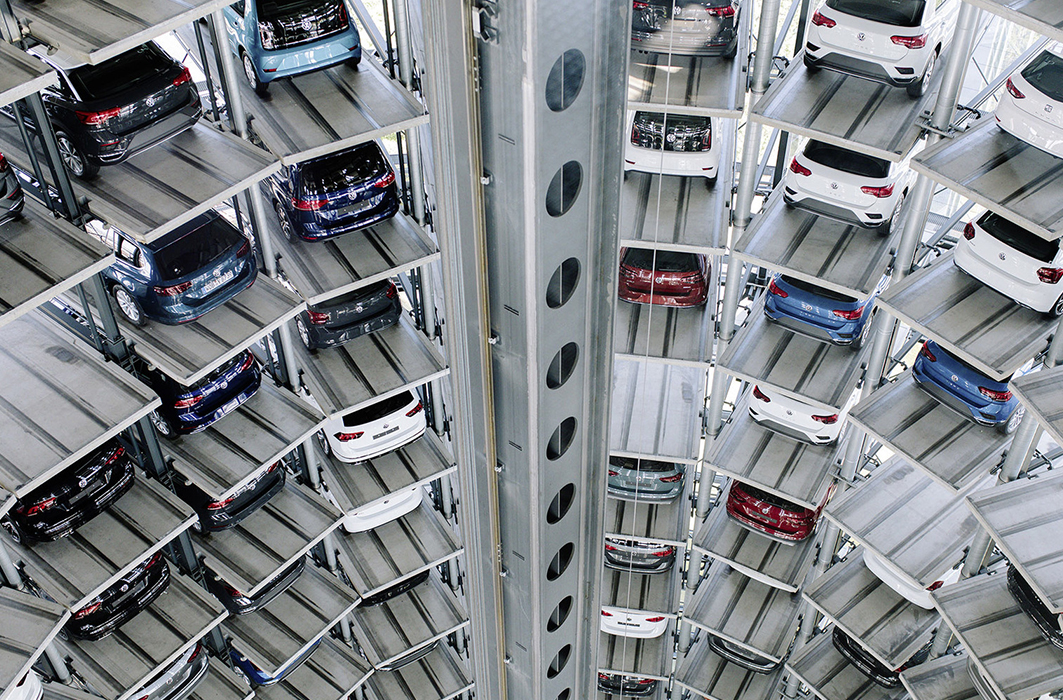 L'ascenseur à voitures de l'usine Volkswagen.