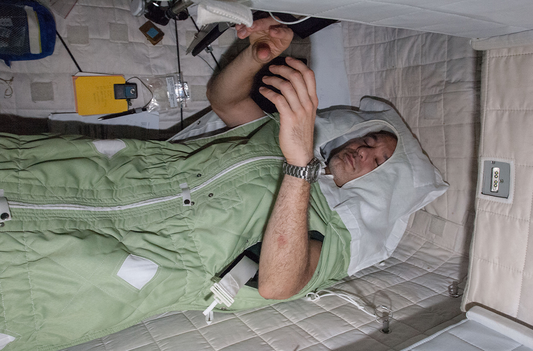 Un astronaute en plein sommeil dans la SSI.