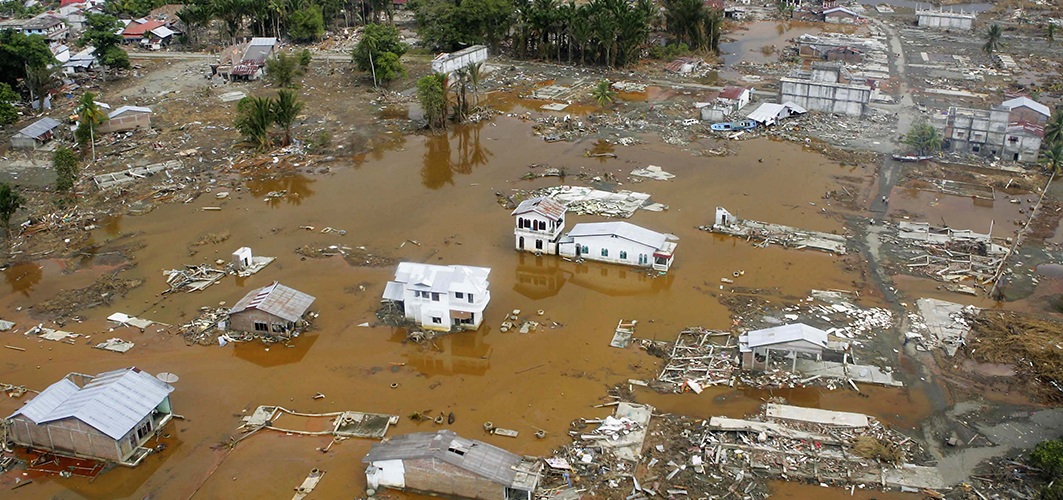 Les effets des inondations de 2004 sur l'île de Sumatra.