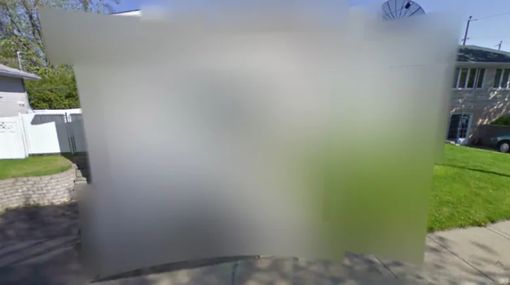 Une femme dont une partie de la poitrine a été photographiée par la voiture Google Street View a porté plainte pour atteinte à la vie privée.