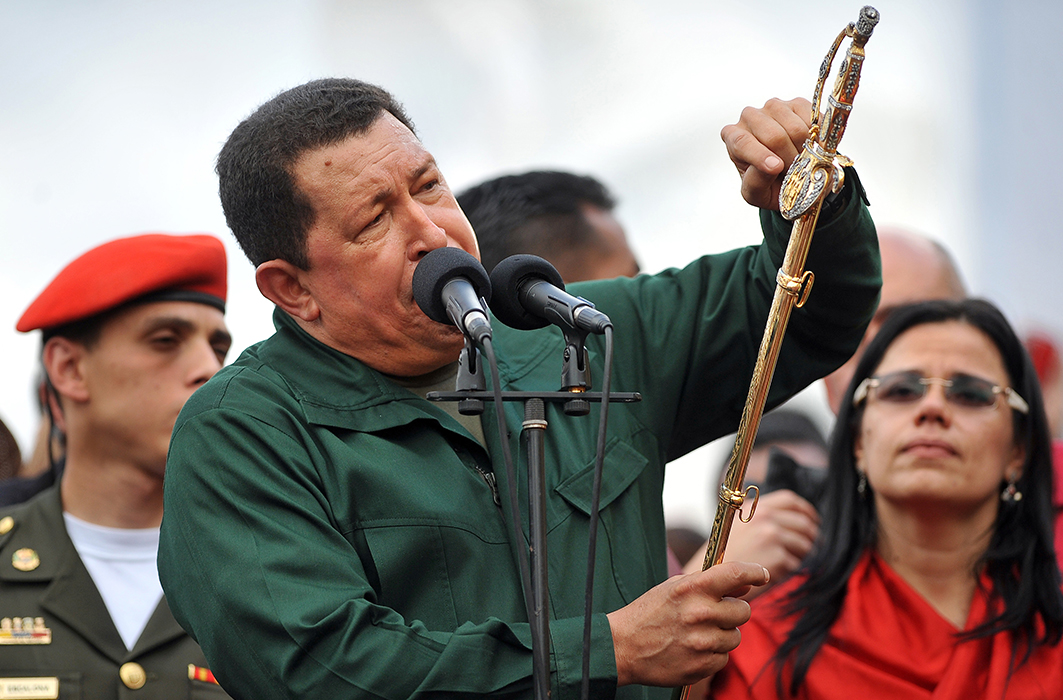 Hugo Chávez, l'ancien président du Venezuela, avec l'épée de Simón Bolívar