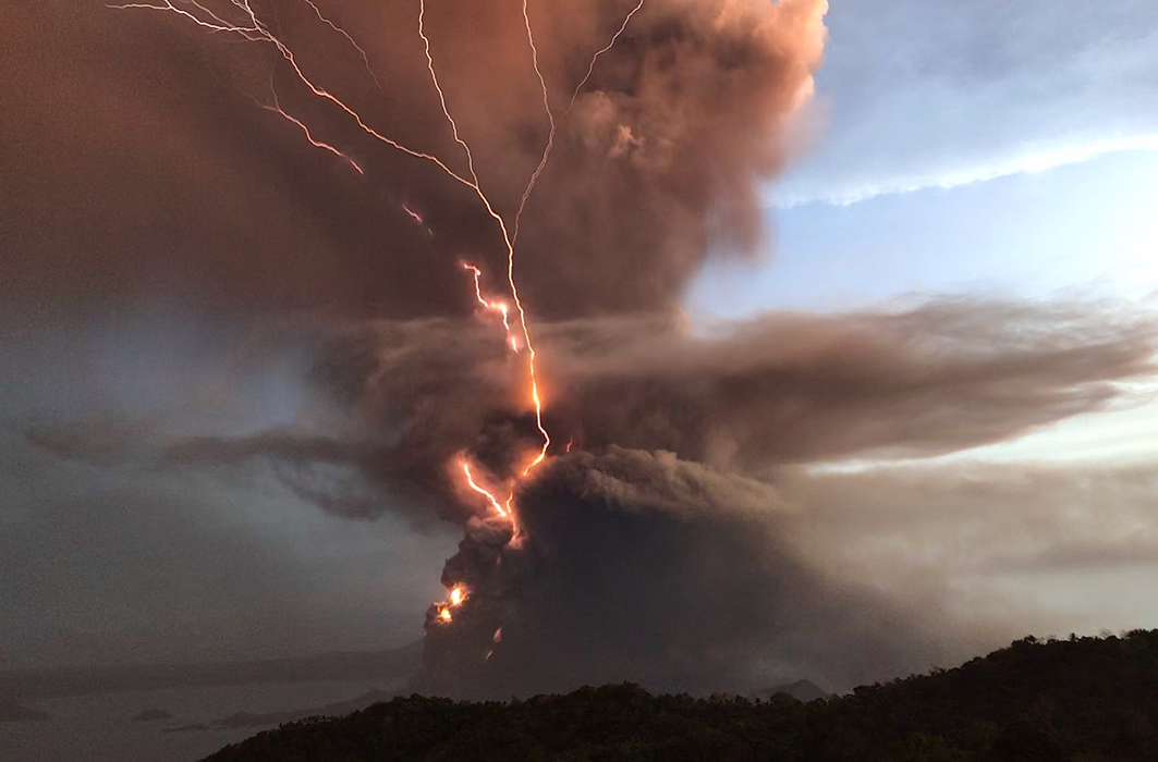 Un violent orage suivant une éruption volcanique.