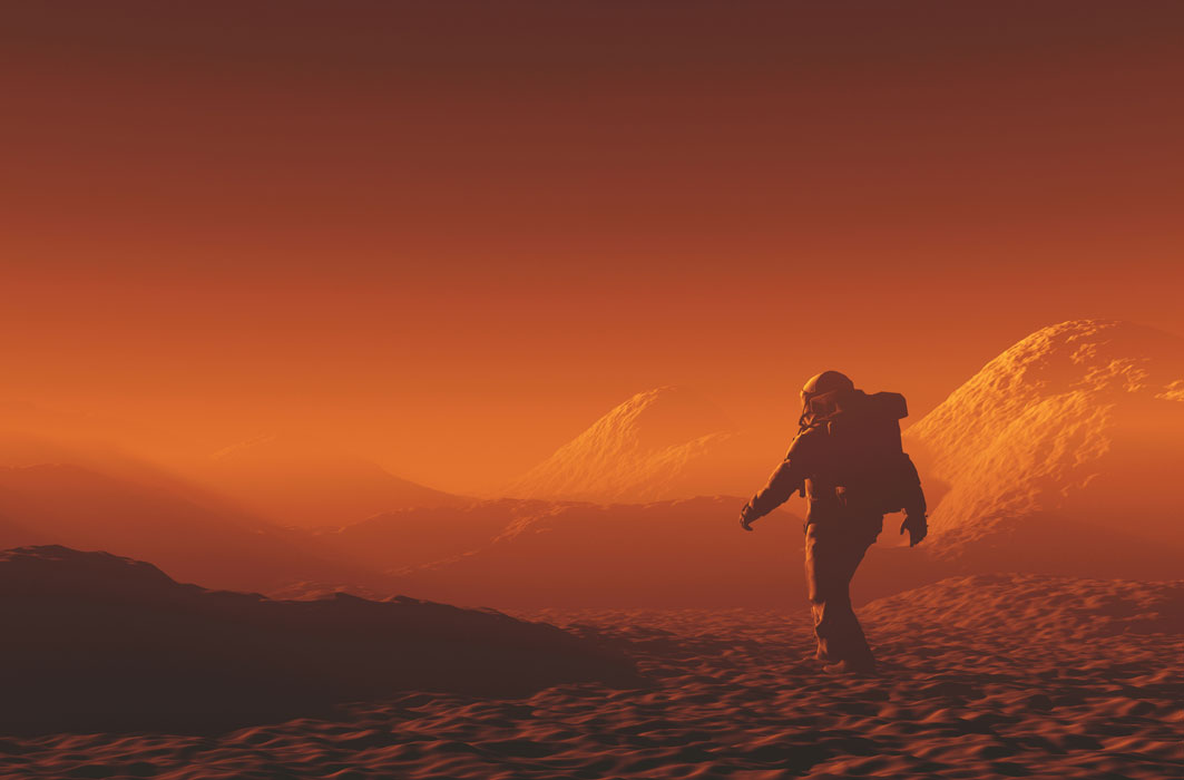 Une image montre un astronaute foulant le sol martien.