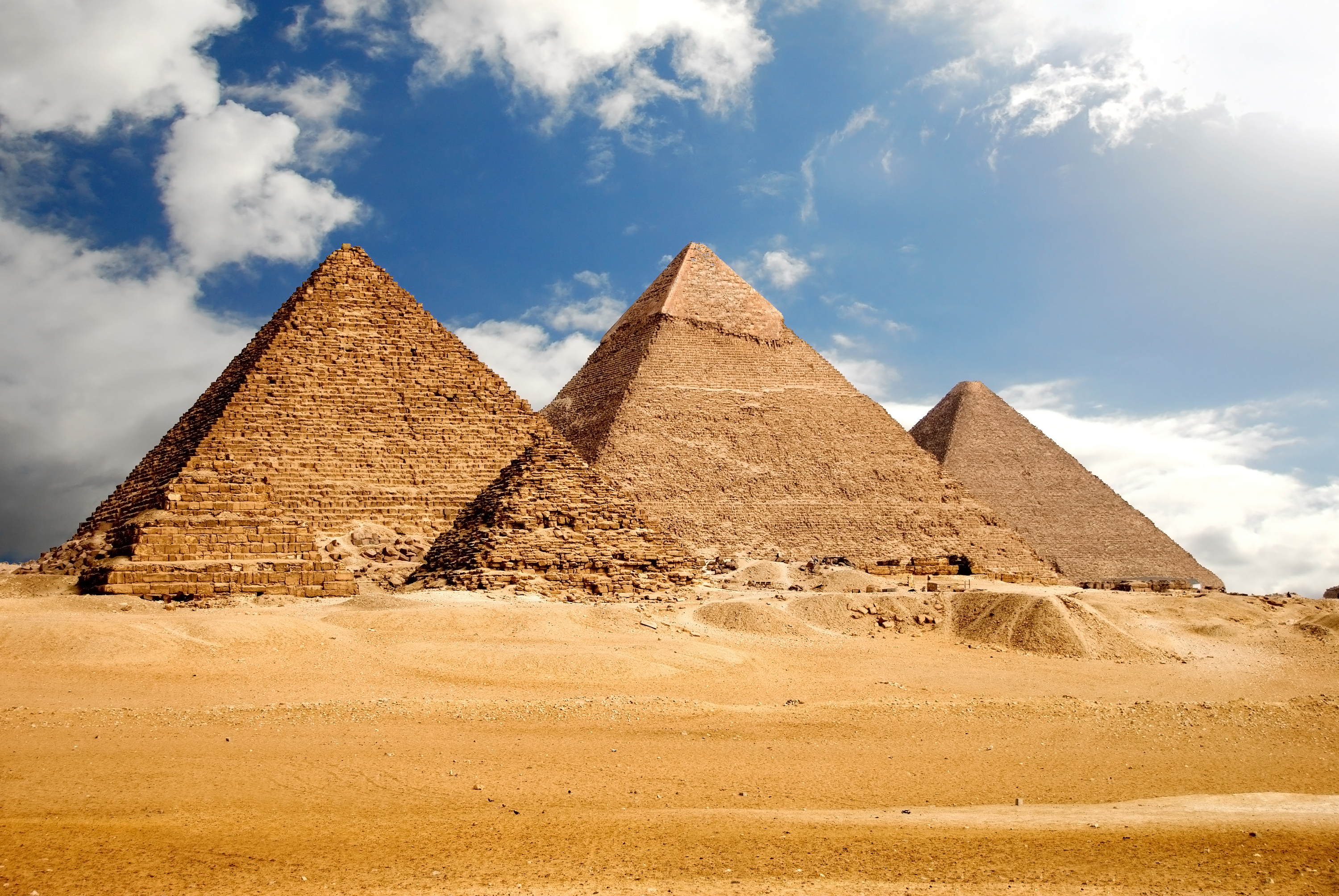 Les grandes pyramides d'Égypte suscitent la fascination depuis leur construction.