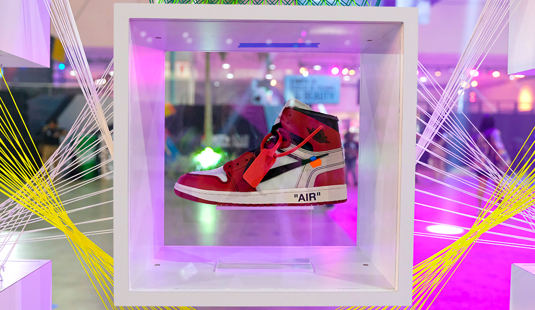 Des chaussures Air Jordan de Nike sont exposées lors d'une convention.