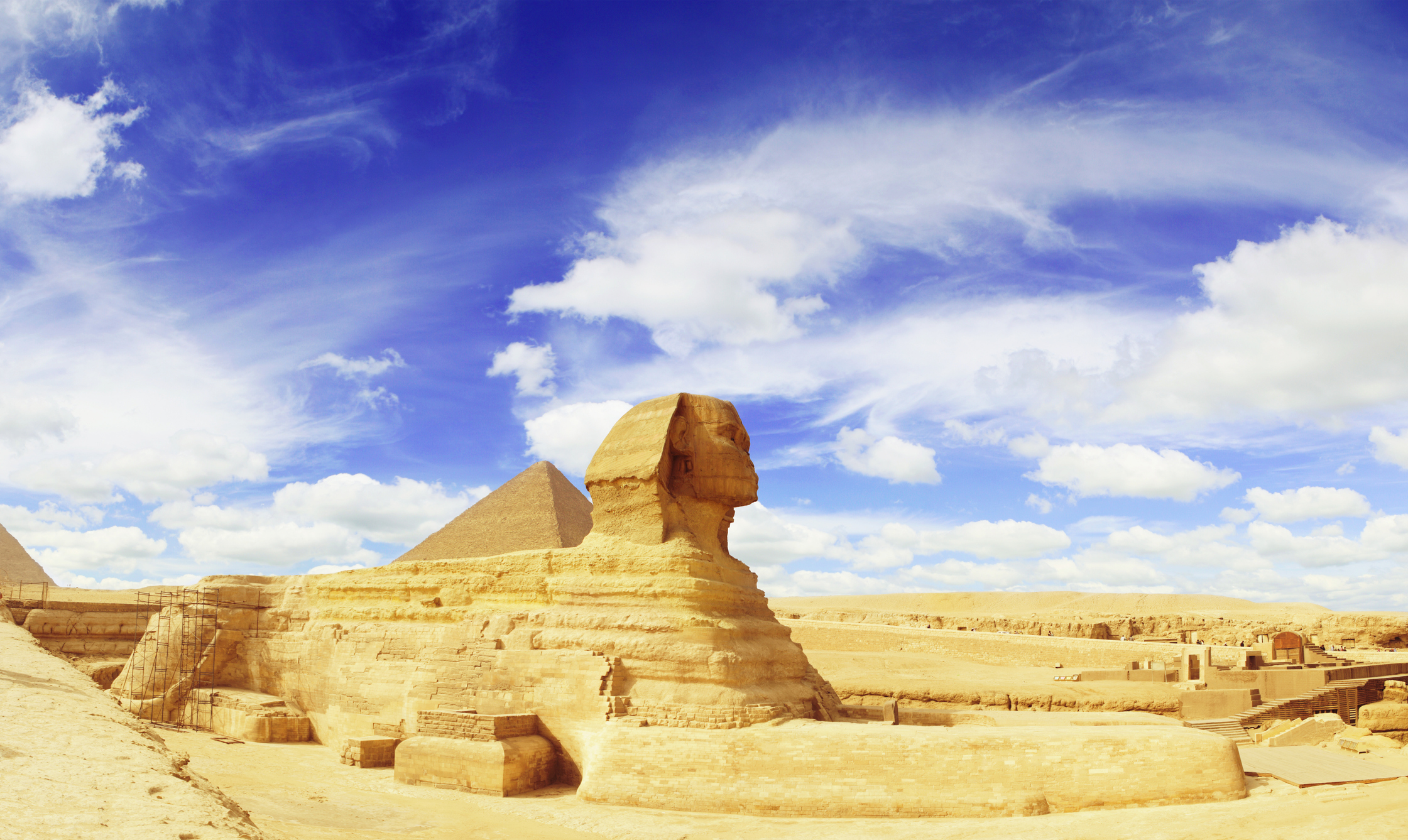 Le Sphinx de Gizeh trône à proximité des grandes pyramides d'Égypte.