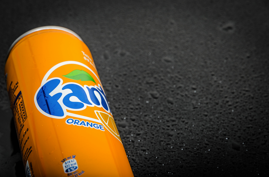 Une cannette de boisson gazeuse Fanta.