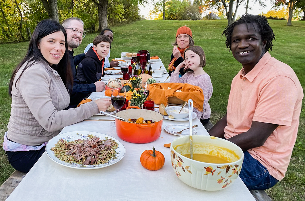 Boucar à table avec des invités dans la saison 2 de Manger.