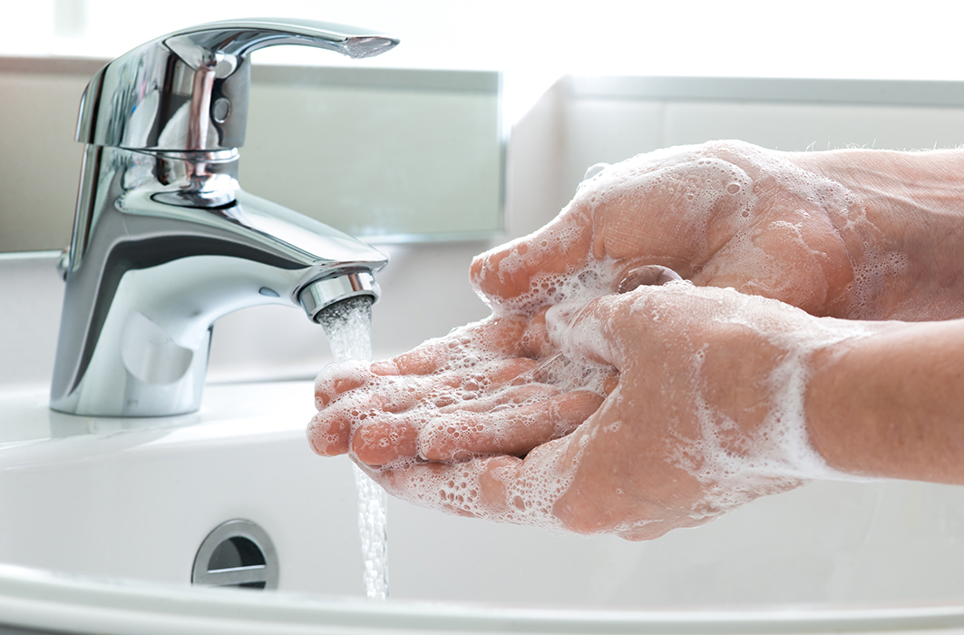 Le lavage de mains.