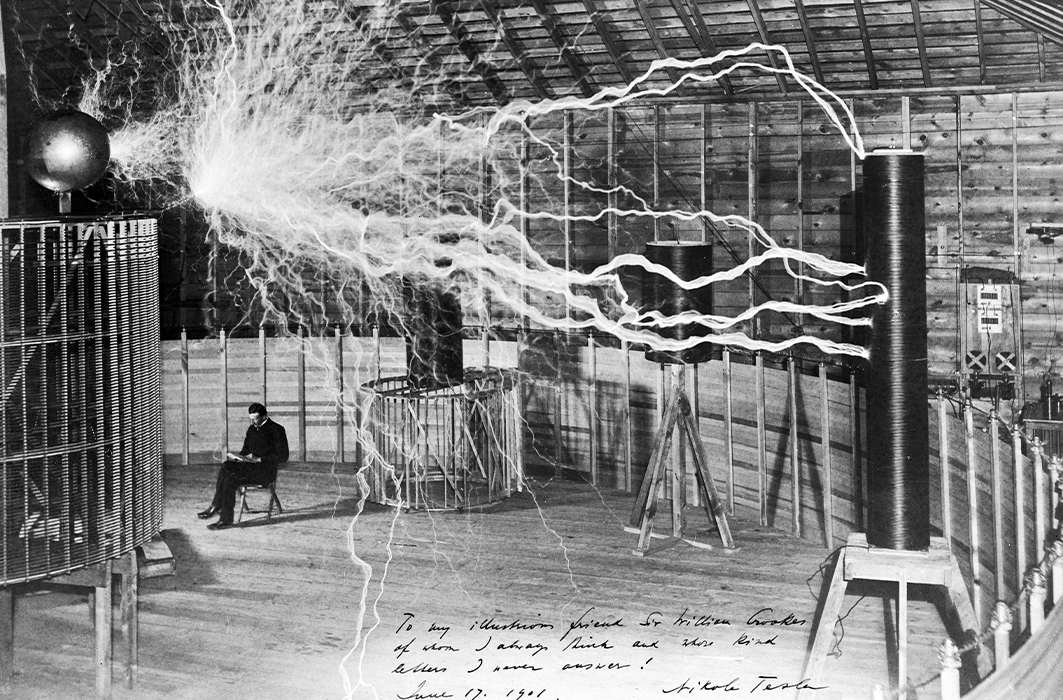 Nikola Tesla dans son laboratoire, lors d’une expérience avec une bobine de Tesla