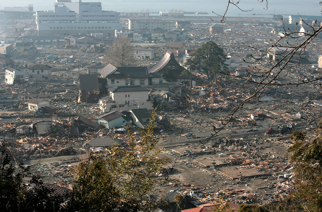 Une ville japonaise détruite par le passage d'un tsunami.