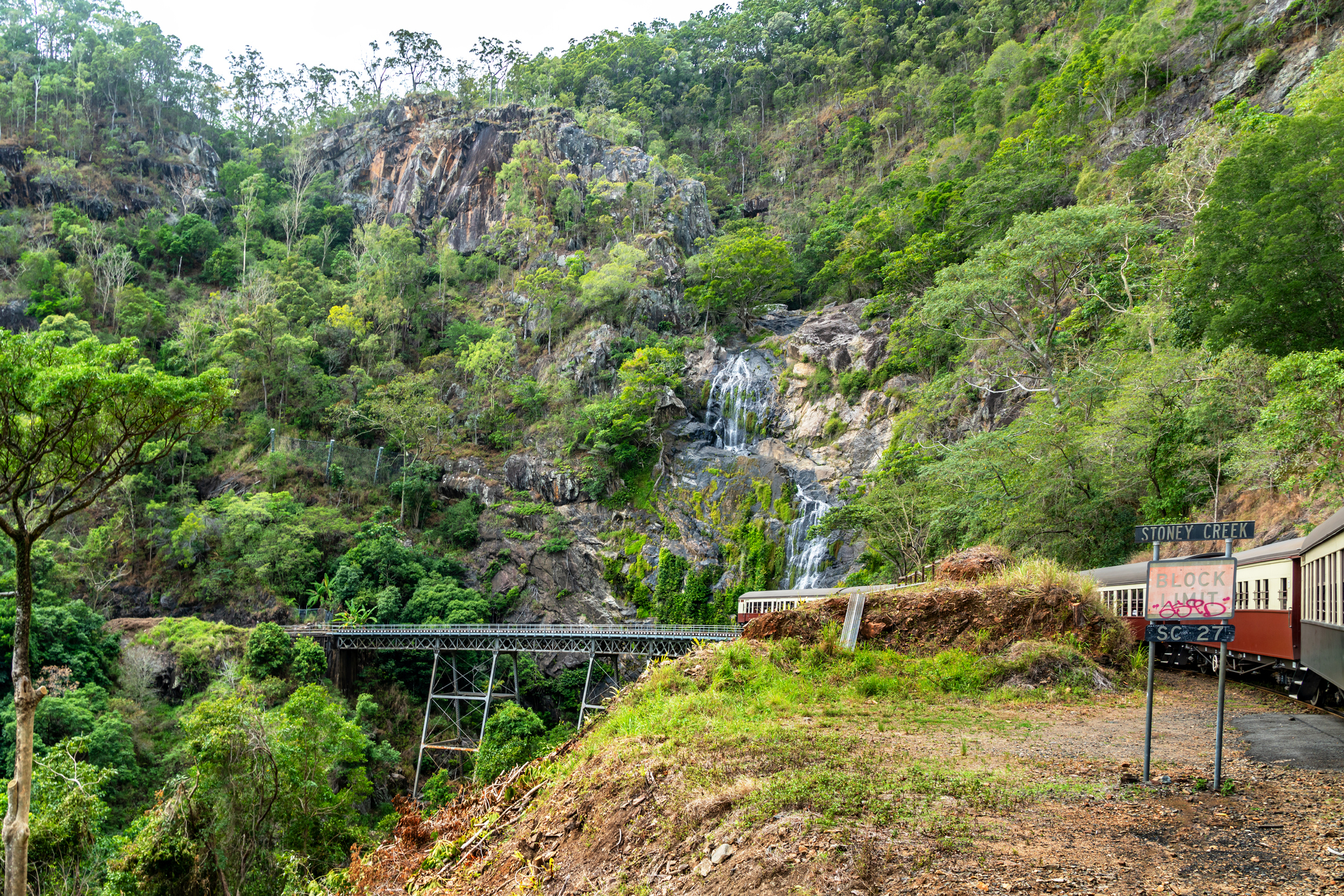 Le chemin de fer panoramique de Kuranda, en Australie, est situé à proximité de chutes impressionnantes.