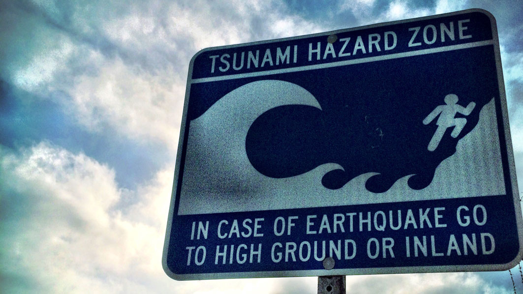 Les vagues d'un tsunami se déplacent à une vitesse vertigineuse au milieu de l'océan.