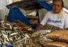 Marchande de poissons séchés