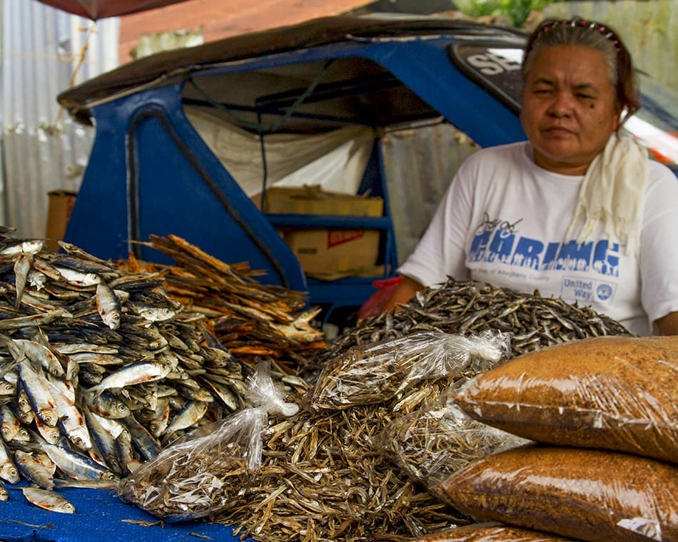 Marchande de poissons séchés