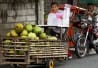 Marchand de coco ambulant