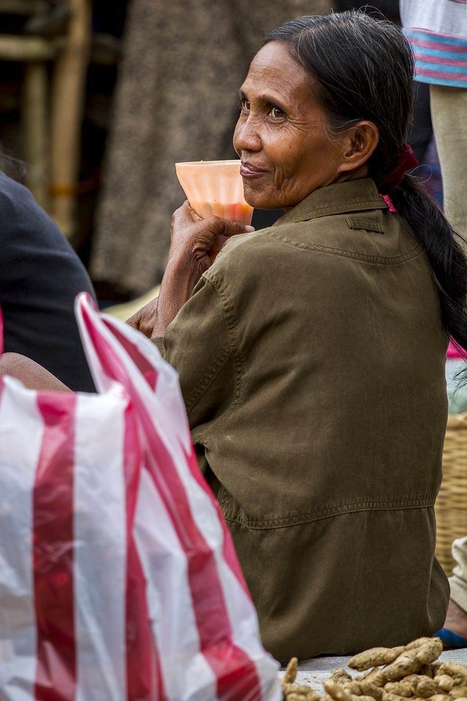 Une vendeuse au marché