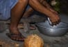Extraire la chaire de noix de coco