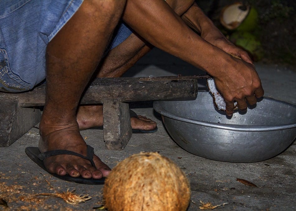 Extraire la chaire de noix de coco