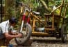 Réparation d'un tricycle en bambou