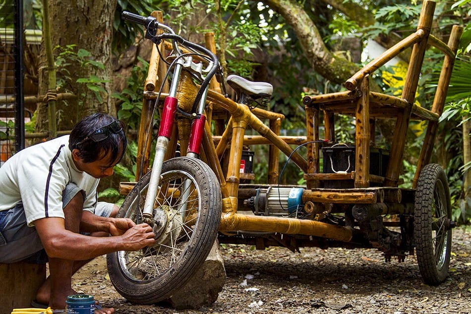 Réparation d'un tricycle en bambou