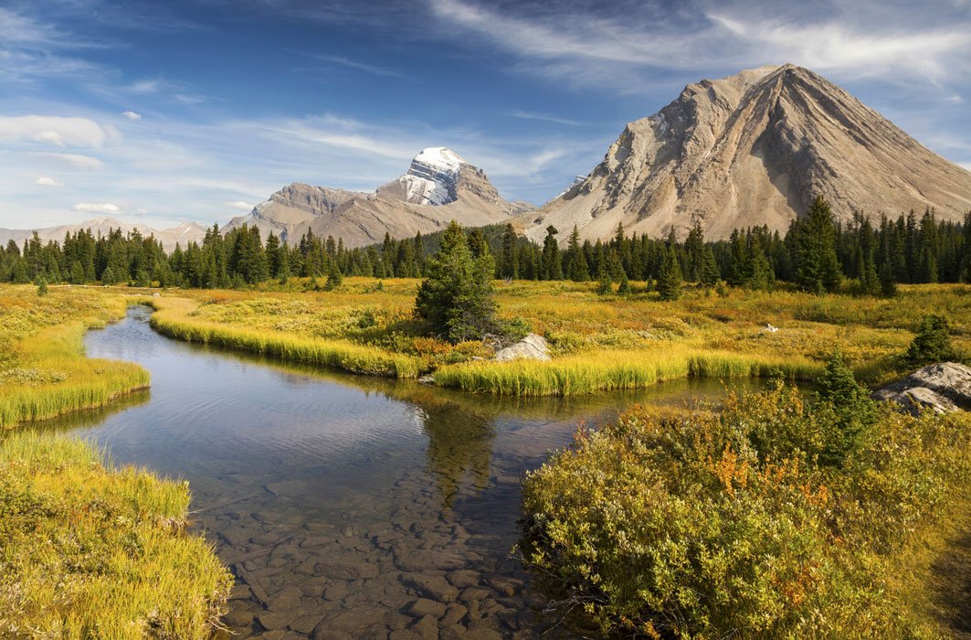 Photographie d'une rivière présente dans le parc national de Banff, situé dans les Rocheuses canadiennes.