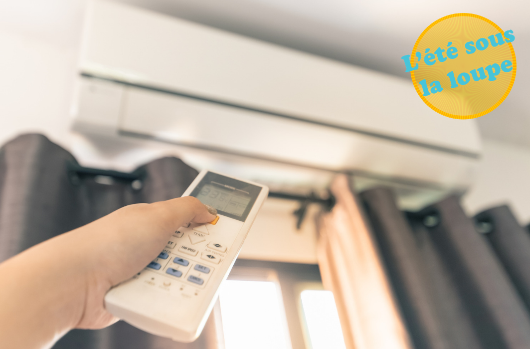 Une main tient une manette d'air conditionné. L'engin est pointé vers le système de climatisation. Une main tient une manette d'air conditionné. L'engin est pointé vers le système de climatisation.