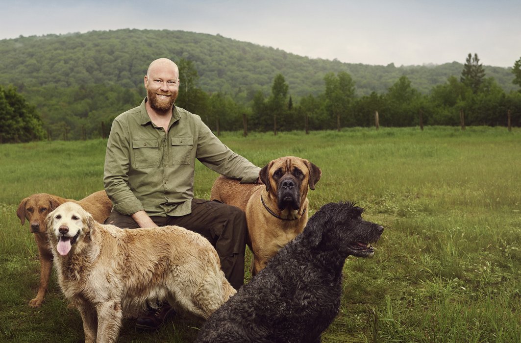 L'entraîneur Mathieu Lavallée en compagnie de chiens dans son vaste centre canin. 