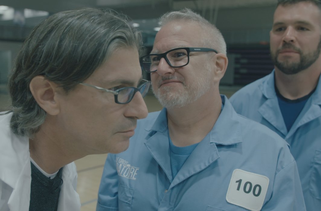 Le dernier participant dans la file chuchote le mot qui lui a été soufflé à l'oreille à Jean-René Dufort. Le dernier participant dans la file chuchote le mot qui lui a été soufflé à l'oreille à Jean-René Dufort.