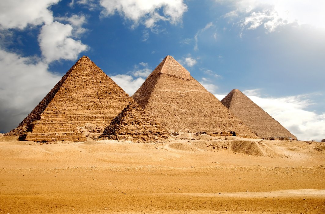 Des théories concernant certains monuments historiques, comme les grandes pyramides d'Égypte, sont particulièrement tirées par les cheveux.