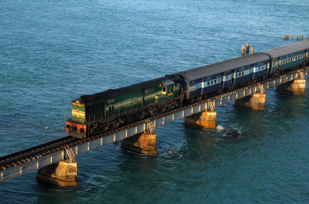 La voie ferrée sur le pont de Pamban est souvent inondée lors de marées hautes.