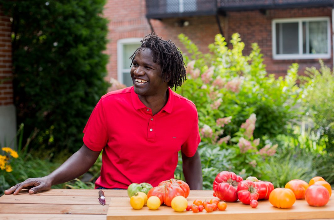 Boucar Diouf goûte plusieurs variétés de tomates 