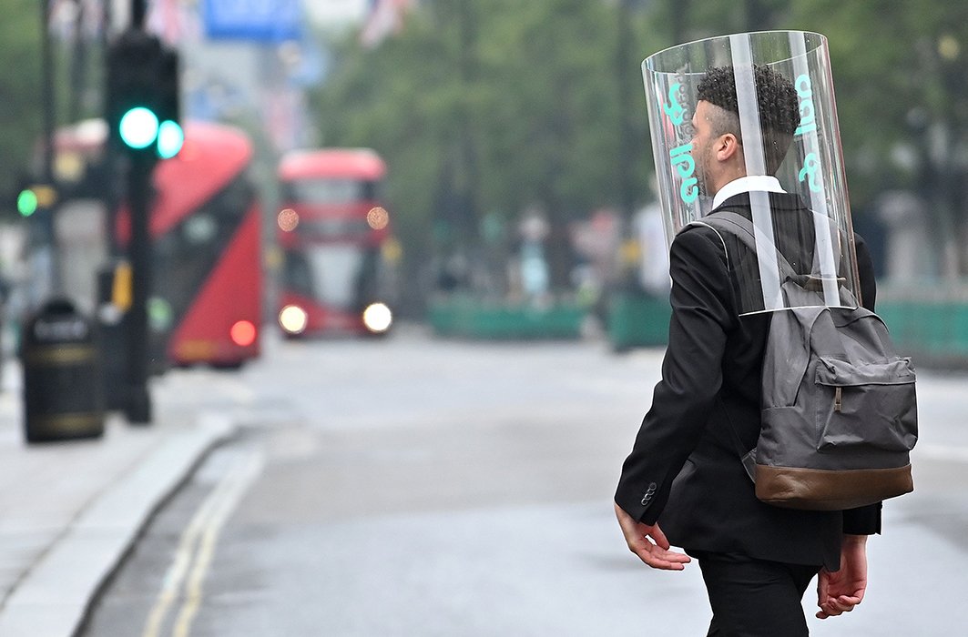 Un citoyen avec une protection rudimentaire contre la COVID-19. Un citoyen avec une protection rudimentaire contre la COVID-19.