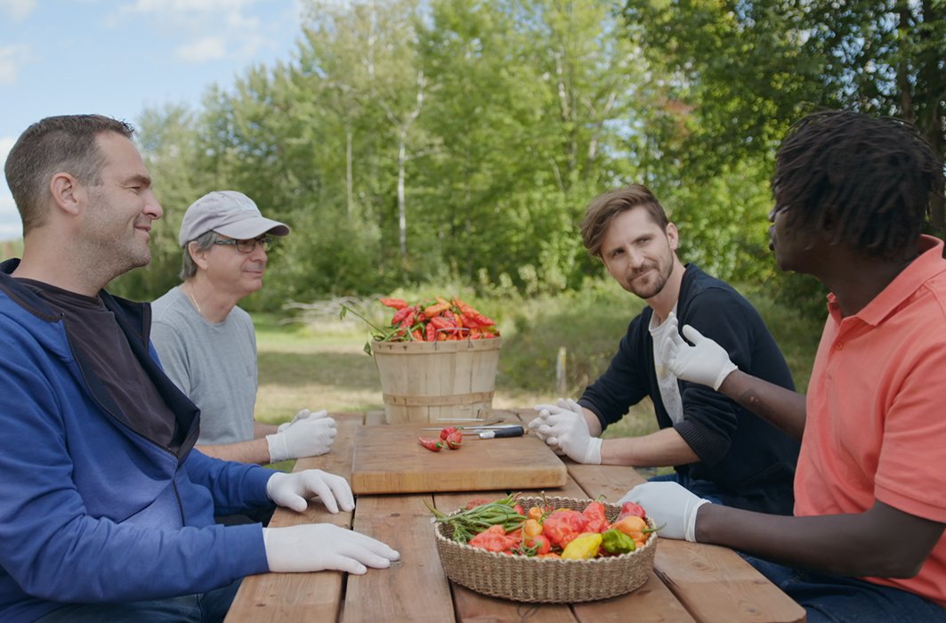 Boucar Diouf à table avec des spécialistes du piment
