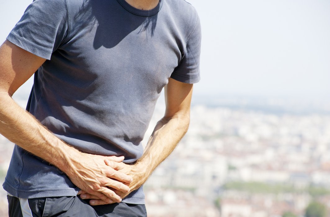 Un homme ayant une envie pressante d'uriner. Un homme ayant une envie pressante d'uriner.