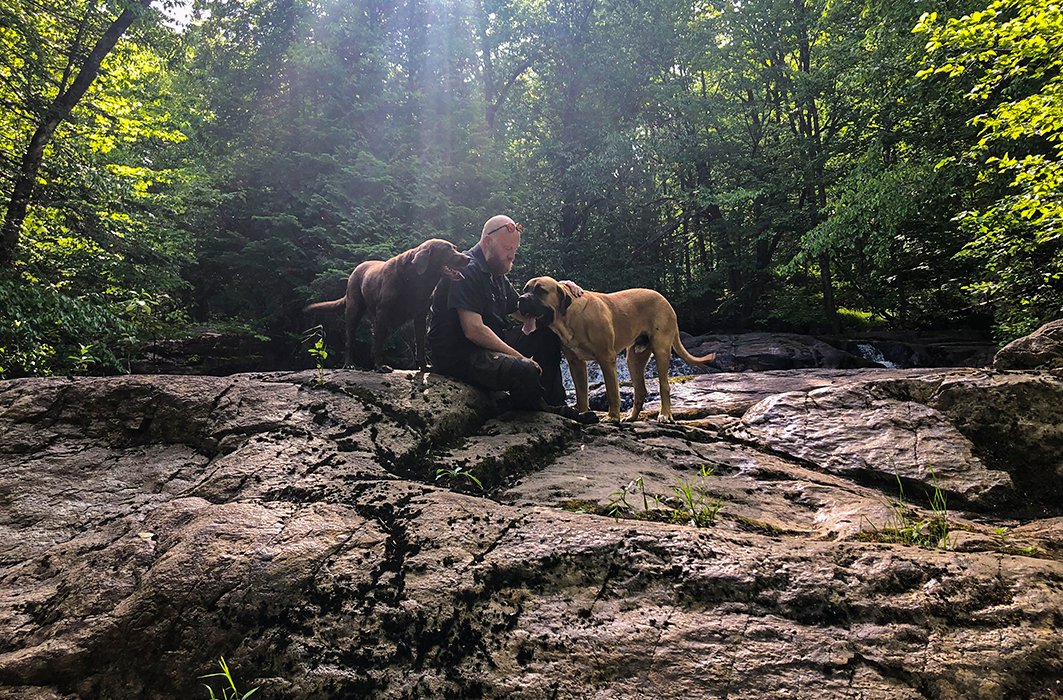 Mathieu Lavallée, son chien et un pensionnaire du centre canin.