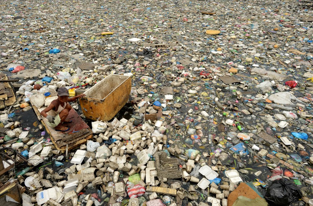 Un habitant de Manille fouille dans les déchets de la rivière Estero de Vitas.