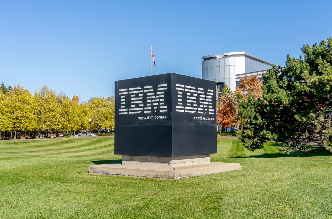 L'enseigne d'IBM sur le terrain des bureaux de l'entreprise.