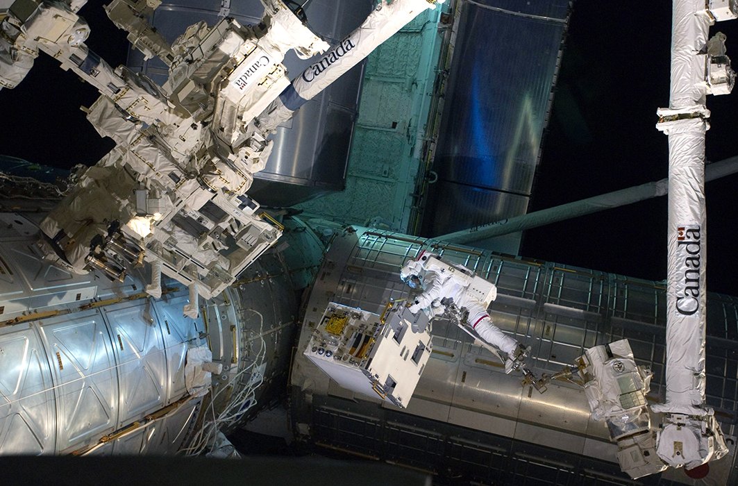 Un astronaute lors d'une mission d'entretien de la Station spatiale internationale (SSI)