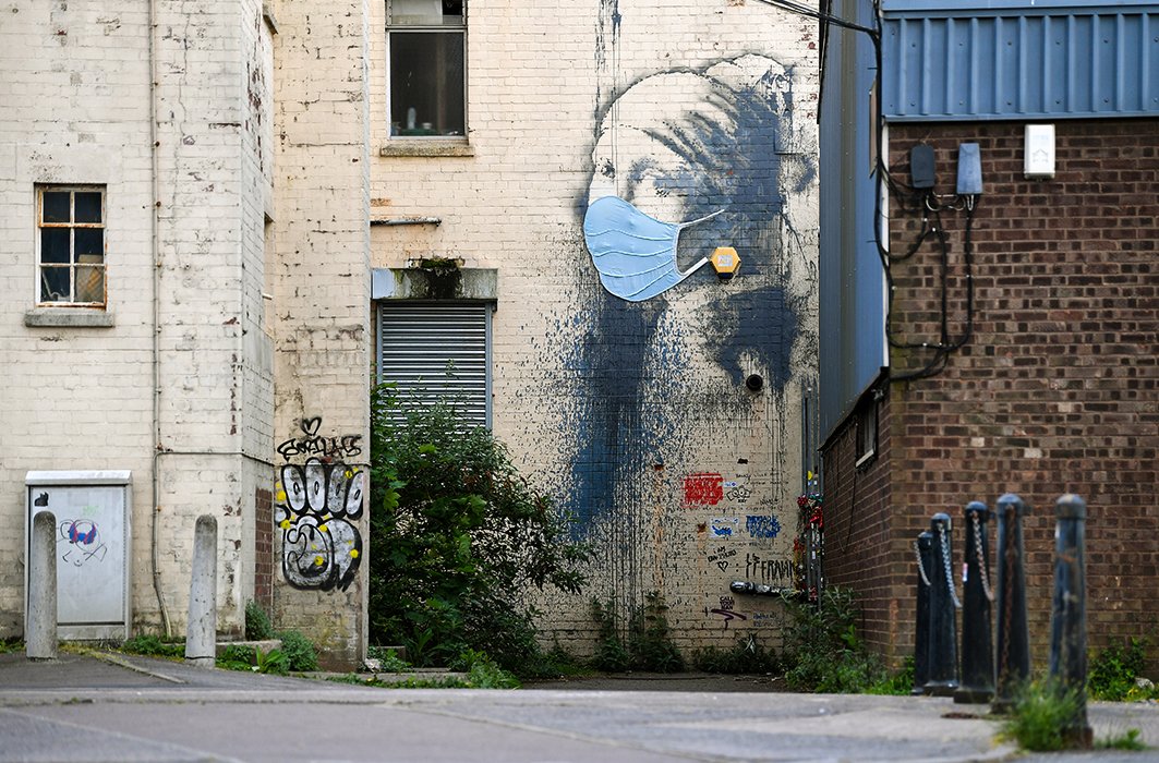 Une œuvre de l'artiste Banksy dans une rue de Bristol.