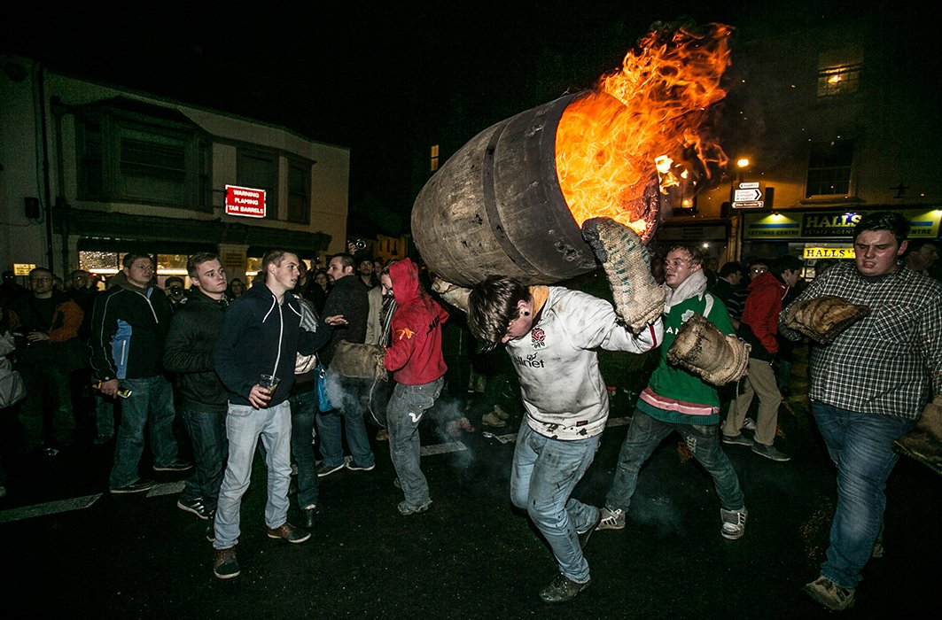 Les barils enflammés d’Ottery St Mary