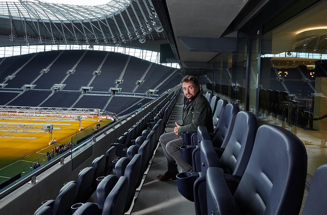 L'animateur Richard Hammond dans les gradins d'un immense stade.