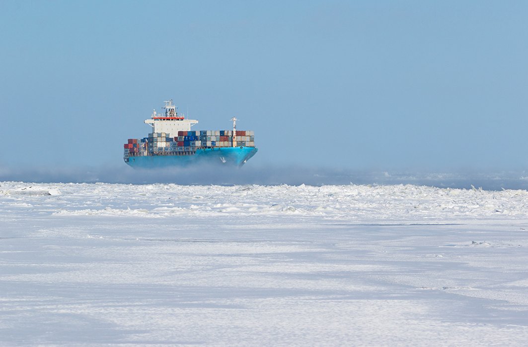 Un navire dans les eaux glacées de l'Arctique.